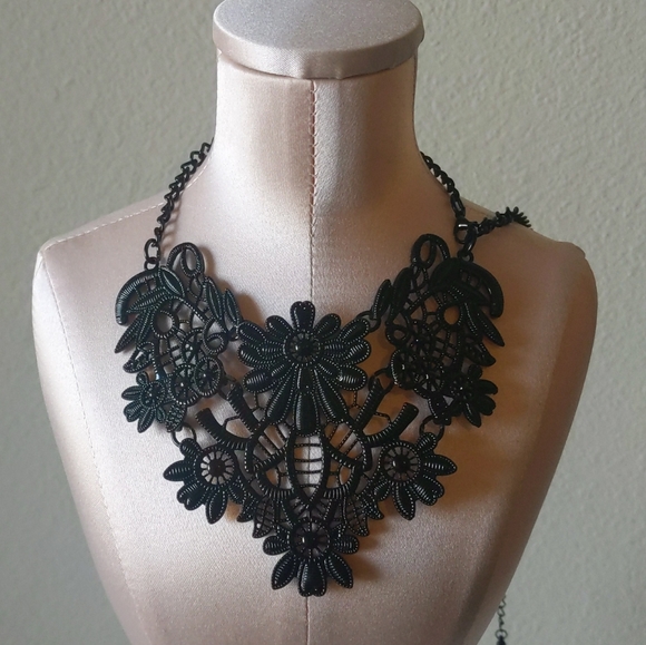 Jewelry - Black statement bib necklace